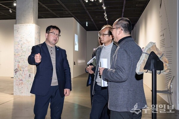 김현수 제1부시장(왼쪽)이 수원시립미술관을 시찰하고 있다. (사진=수원시)