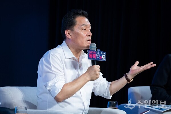 지난해 9월10일 개최된 2024 도시정책 시민계획단 원탁토론회에 참석한 이재준 수원시장이 인사말을 하고 있다.(사진=수원시)