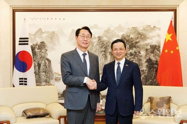 정명근 화성특례시장(왼쪽)이 10일 주한 중국대사관을 방문, 다이빙(Dai Bing) 주한 중국대사와 인사를 나누고 있다. (사진=화성시)