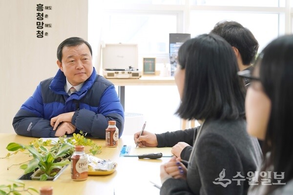 김충범 광주시 부시장이 청년정책 현장을 점검한 뒤 운영진들과 격의없는 대화를 갖고 있다. (사진=광주시)