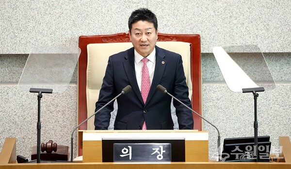 김진경 경기도의회 의장이 11일 새해 처음으로 연 '제382회 임시회 제1차 본회의 개회식'에서 개회사를 하고 있다. (사진=경기도의회)
