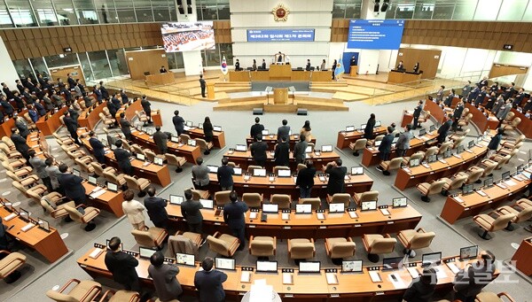11일 '경기도의회 제382회 임시회 제1차 본회의 개회식'에서 경기도의원들이 국기에 대한 경례를 하고 있다. (사진=경기도의회)