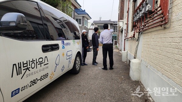 집수리 전문가가 집수리 지원사업 대상자의 집을 찾아가 컨설팅을 하고 있다. (사진=수원시)