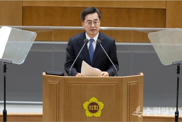 김동연 경기도지사가 12일 '제382회 경기도의회 임시회 제2차 본회의' 에서 '2025년 경기도정 방향'을 밝히고 있다. (사진=경기도)