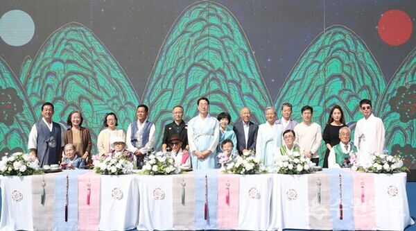 지난해 개최된 정조효문화제 양로연에서 정명근 화성특례시장(가운데)이 관계자들과 함께 하고 있다. (사진=화성시)