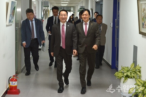 박용철 군수가 강화군을 연두방문한 유정복 인천시장을 영접하고 있다. (사진=강화군)