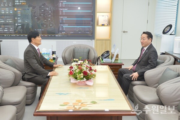 박용철 군수가 연두방문한 유정복 인천시장과 대화를 나누고 있다. (사진=강화군)