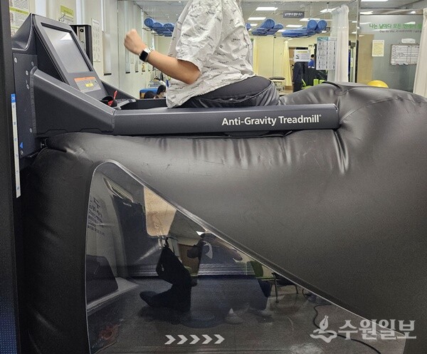 수원나누리병원 물리치료실에서 한 환자가 무중력 트레드밀의 모니터를 통해 자신의 보행 패턴을 확인하며 재활 치료를 받고 있다. (사진=수원나누리병원)