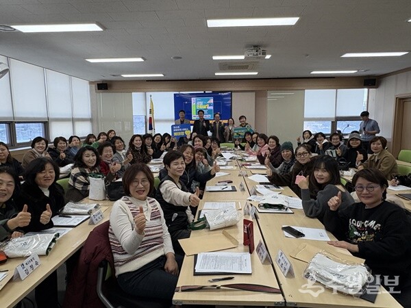 금곡동 통장과 새및민원실 베테랑 팀장, 관계자 등이 함께하고 있다. (사진=수원시)