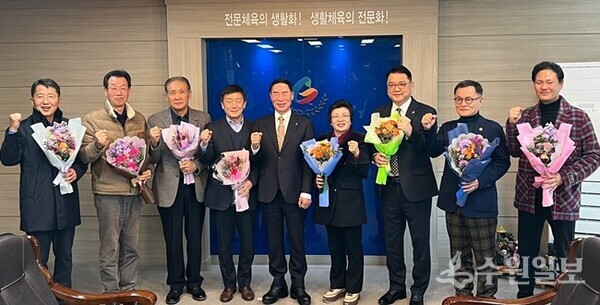 이원성 경기도체육회장(가운데)이 통합3대 경기도종목단체장 당선인 2차 정담회를 가진뒤 기념촬영을 하고 있다. (사진=경기도체육회)
