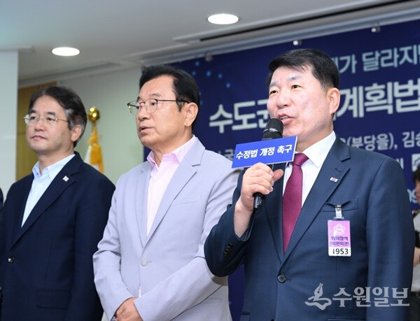 백경현 구리시장(오른쪽)이 지난해 7월 ‘수도권 규제개선(완화) 권역별 간담회’에서 과밀억제권역 일부 조정을 건의하는 등 각종 규제에 대한 타개 방안을 설명하고 있다. (사진=구리시)