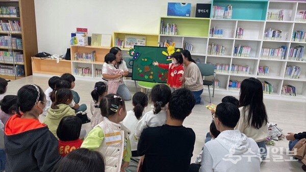 기흥도서관이 진행한 '동기맘과 함께하는 이야기 소풍' 행사를 갖고 있다. (사진=용인시)