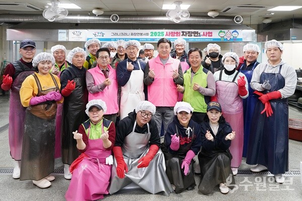 방세환 이사장(둘째줄 오른쪽 세번째)이 광주시자원봉사센터 자원봉사자 40여명과 봉사활동을 펼친 뒤 기념촬영을 하고 있다. (사진=광주시)