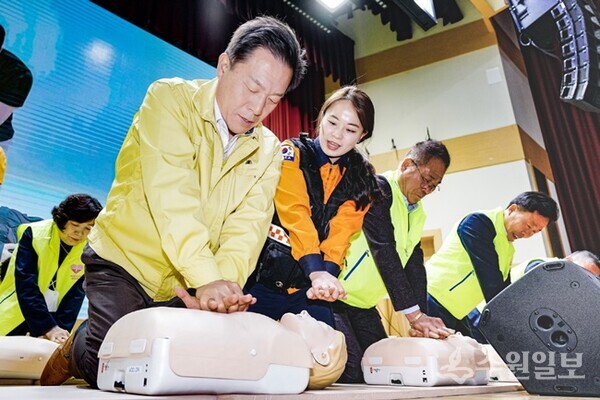 지난 2023년 4월 이재준 수원시장이 새빛안전지킴이 교육으로 심폐소생술 훈련을 받고 있다.(사진=수원시)