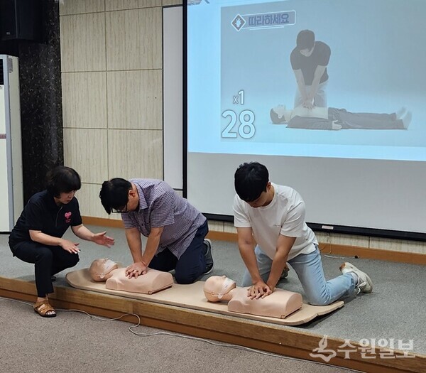 수원시 공직자가 새빛안전지킴이 강사로 나서 소규모 교육을 실시하고 있다.(사진=수원시)