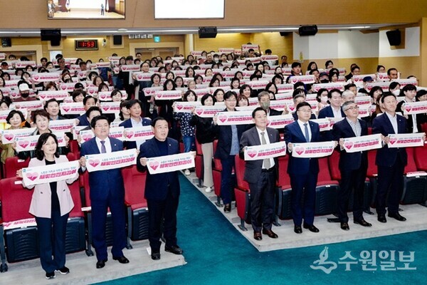 지난 2023년 10월 개최된 새빛안전지킴이 꿈 한마당 행사에서 새빛안전지킴이들이 기념촬영을 하고 있다.(사진=수원시)