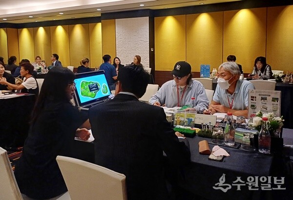 2024년 북부권역 글로벌 시장개척단에 참여한 기업들이 현지에서 바이어와 수출상담을 진행하고 있다. (사진=경과원)