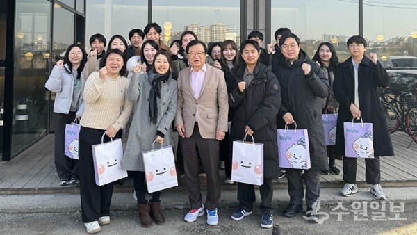 이현재 하남시장(가운데)이 지난해 신혼 공무원들의 행복한 결혼생활을 응원하는 오찬을 함께 한 후 기념 촬영을 하고 있다. (사진=하남시) 