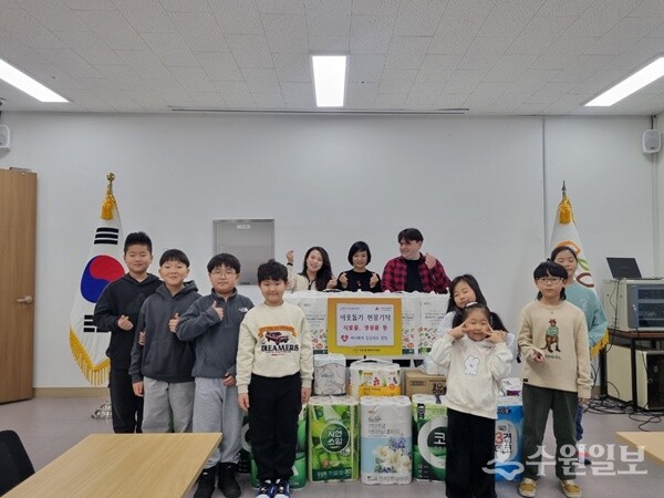 허미정 광주시 오포2동장(뒷줄 가운데)이 버니베어 잉글리쉬클럽으로부터 생필품을 기탁받은 뒤 관계자, 원아들과 기념촬영을 하고 있다. (사진=광주시 오포2동)