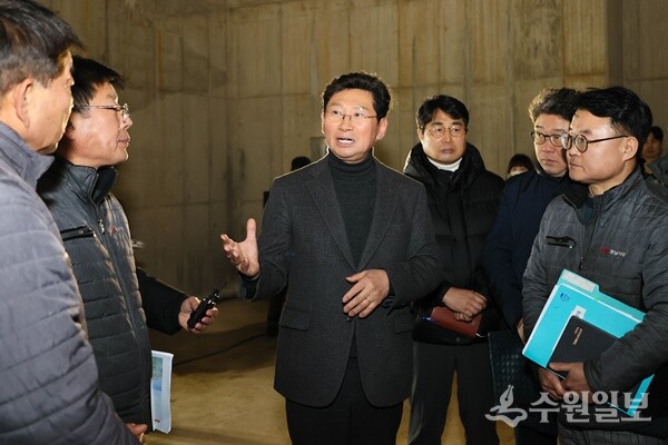 이상일 용인시장이 17일 경남아너스빌 디센트 건설 현장을 방문해 하자보수 상황을 살피고 있다. (사진=용인시)
