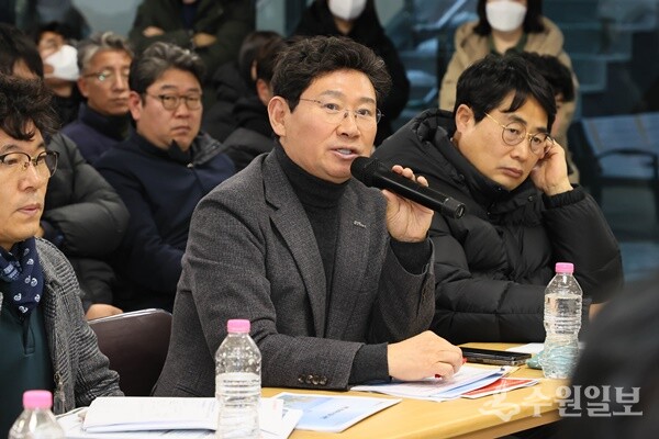 이상일 용인시장이 17일 경남아너스빌 디센트 건설 현장을 방문해 공사관계자.입주예정자들과 간담회를 갖고 있다. (사진=용인시)