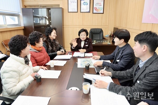 김경희 이천시장(정면)이 남부시장실을 운영하면서 주민들의 민원을 듣고 있다. (사진=이천시)