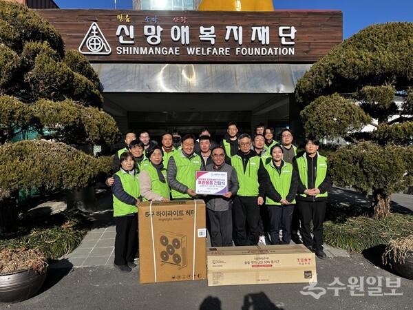 이계문 남양주도시공사 사장(앞줄 왼쪽 세번째)이 ‘신망애복지재단’에서 봉사활동을 펼친뒤 관계자들과 함께 기념촬영을 하고 있다. (사진=남양주도시공사)