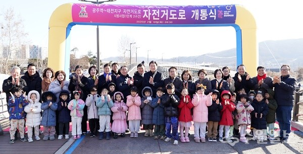 방세환 광주시장(뒷줄 오른쪽 9번째)이 ‘광주역~태전지구 자전거도로 시범사업’ 개통식을 가진뒤 관계자, 시민들과 함께 기념촬영을 하고 있다. (사진=광주시)