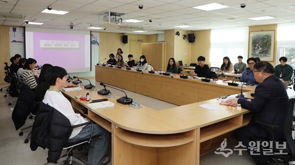 이상균 수원시 팔달구청장(오른쪽)이 18일 노인장애인 업무 담당 공무원 대상 업무연찬에서 인사말을 하고 있다. (사진=팔달구)