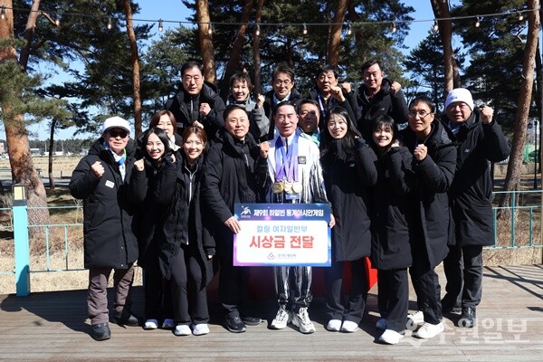 이원성 경기도체육회 회장(가운데)이 경기도청 컬링팀에게 시상금을 전달한 뒤 체육회 임원, 선수들과 기념촬영을 하고 있다. (사진=경기도체육회)