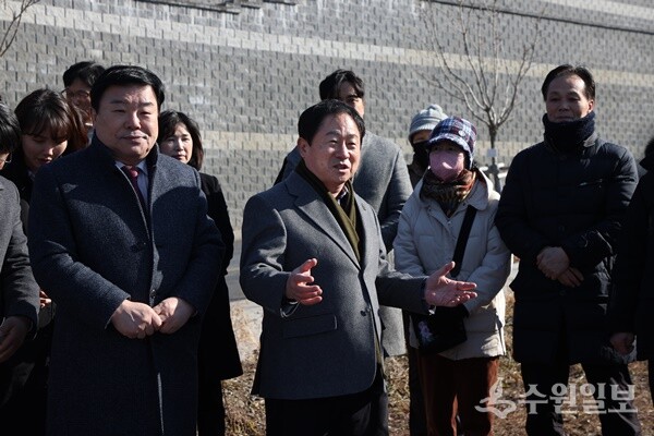 주광덕 남양주시장(가운데)이 백봉지구 종합의료시설부지(호평동 731)에서 경기도의료원 남양주 건립에 대해 설명하고 있다. (사진=남양주시)