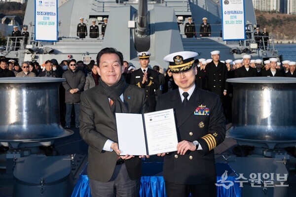 이재준 수원시장(왼쪽)과 조완희 정조대왕함 함장이 협약 후 기념촬영을 하고 있다. (사진=수원시)