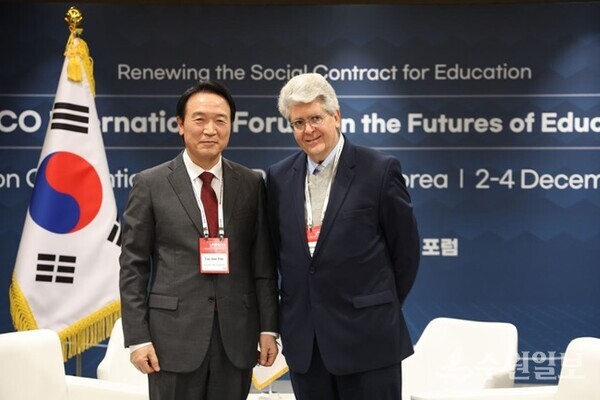 ‘2024 유네스코 교육의 미래 국제포럼’에 참석한 임태희 교육감(왼쪽)이 레이머스 하버드대 교육대학원 교수와 기념촬영을 하고 있다. (사진=경기도교육청)