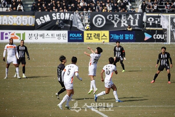 화성FC가 23일 성남시 탄천종합운동장에서 K리그2 첫 경기로 성남FC와 경기를 하고 있다. (사진=화성시)