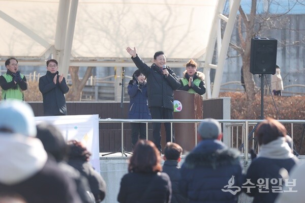 김성제 의왕시장이 ‘탄소중립 생활 실천 두발로 Day’ 행사에서 인사말을 하고 있다. (사진=의왕시)