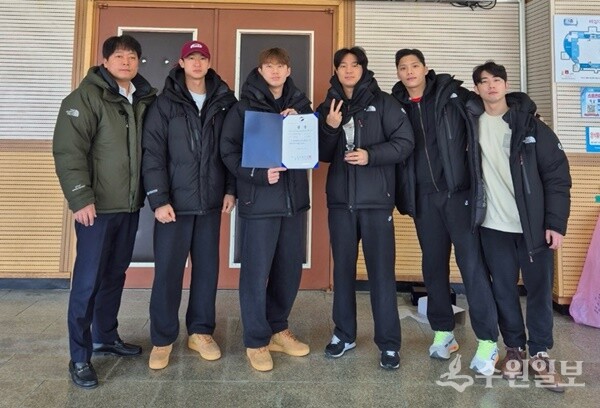 김경무 선수(왼쪽 3번째)가 제27회 한국실업펜싱연맹회장배에서 우승한 뒤 기념촬영을 하고 있다. (사진=광주시) 