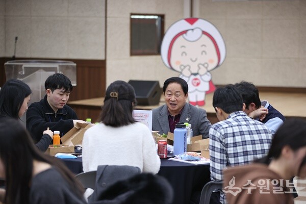 주광덕 (사)남양주시자원봉사센터 이사장이 남양주청년봉사단을 상대로 올해 청년정책 사업을 설명하고 있다. (사진=남양주시)