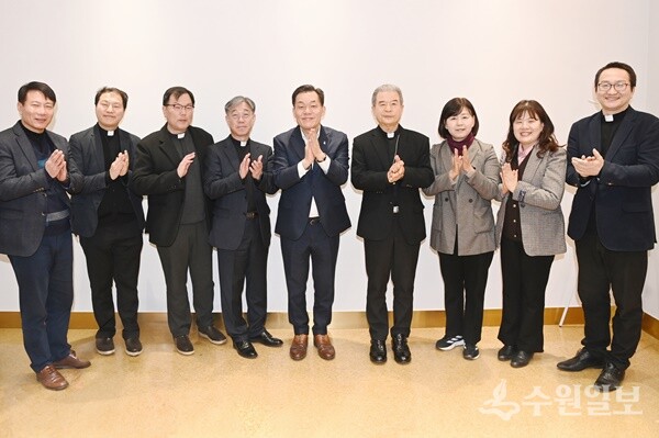 이재준 수원시장(왼쪽 5번째)이 이용훈 주교(오른쪽 4번째), 수원시·수원교구 관계자와 기념촬영을 하고 있다. (사진=수원시)