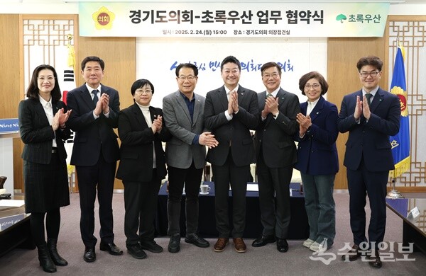 김진경 경기도의회 의장(오른쪽 네번쨰)이 황영기 초록우산 어린이재단 회장(오른쪽 세번쨰)과 업무협약을 체결한 뒤 양 기관 관계자들과 함께 기념촬영을 하고 있다. (사진=경기도의회)