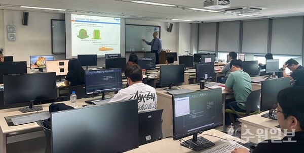 경과원이 실시한 ‘2024년 지역·산업맞춤형 인력양성사업’ 교육에서 교육생들이 강의를 듣고 있다. (사진=경과원)
