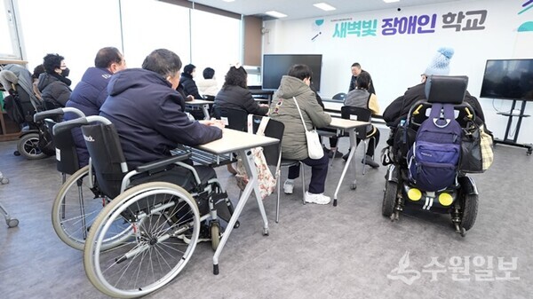 새벽빛 장애인학교 새 교실에서 신승우 교장이 훈화를 하고 있다.(사진=수원시)