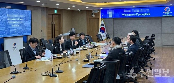 평택시가 지난주 고덕국제학교 우선협상그룹에 포함된 외국학교법인 협상단과 협상을 하고 있다. (사진=평택시)