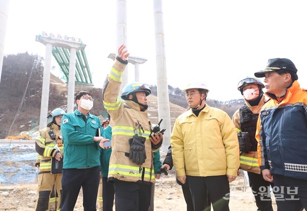 25일 오후 김동연 경기도지사가 안성시 고속도로 공사현장 교량상판붕괴현장을 방문하여 사고상황을 점검하고 있다. (사진=경기도)