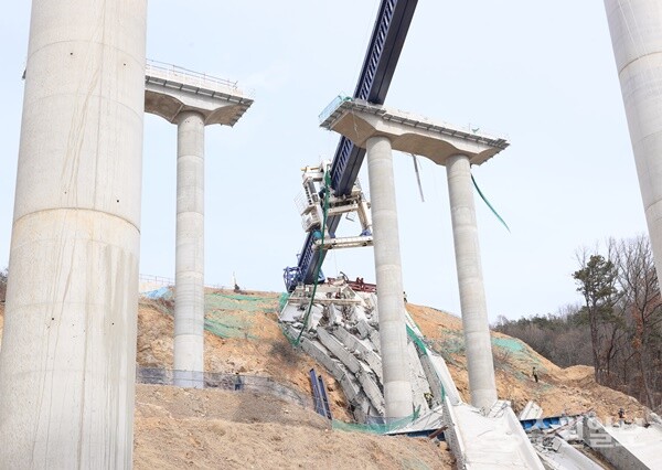 안성시 고속도로 공사현장 교량상판붕괴현장 모습. (사진=경기도)
