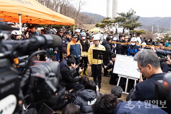 김동연 경기도지사가 붕괴현장에서 관계자로부터 사고상황 보고를 받고 있다. (사진=경기도)