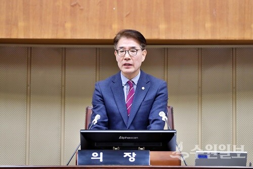 309회 의왕시의회 임시회 제1차 본회의에서 김학기 의장이 개회사를 하고 있다. (사진=의왕시의회)