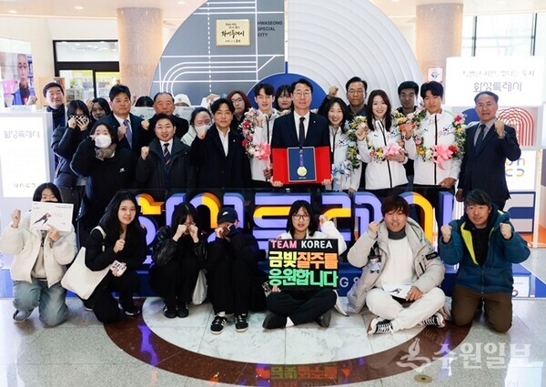 정명근 화성특례시장(둘째줄 가운데)이 ‘2025 하얼빈 동계 아시안게임’ 빙상부 선수단 봉납식이 끝난 뒤 선수 및 내빈들과 함께 기념촬영을 하고 있다. (사진=화성시)