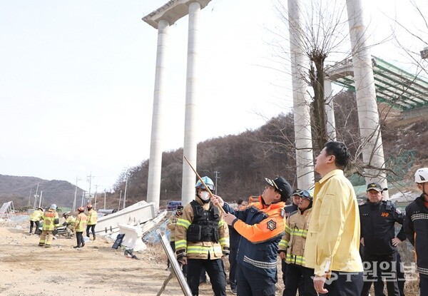 김진경 경기도의회 의장(오른쪽)이 25일 서울세종고속도로 안성 구간 교량 붕괴 사고 현장을 찾아 경기소방본부 관계자로부터 사고상황에 대한 보고를 받고 있다. (사진=경기도의회)