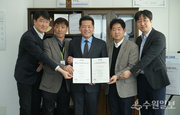 유동혁 구리도시공사 사장(가운데)이 협업비즈니스관계 경영시스템인증을 전국 최초로 획득한 뒤 임직원들과 함께 기념촬영을 하고 있다. (사진=구리도시공사)
