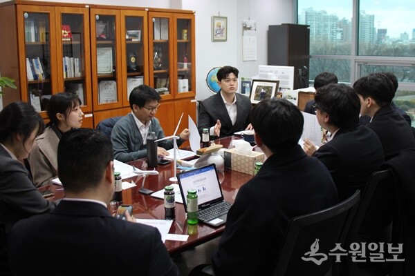김용태 의원(정면)이 전국총학생회협의회 학생들과 ‘대학 등록금 간담회’를갖고 있다. (사진=김용태 의원실)